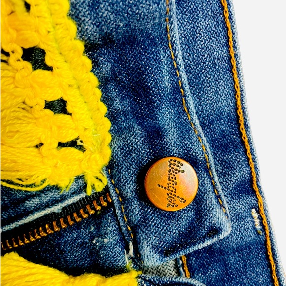 Distressed WRANGLERS embroidered cutoff shorts, Daisy Dukes, Womens 4-6 boho - Picture 13 of 13